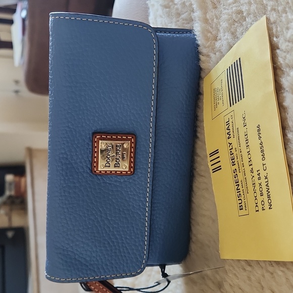 Gorgeous NWT Dooney & Bourke Blue Pebbled Leather Flap Over Wristlet 💙 - Picture 13 of 15